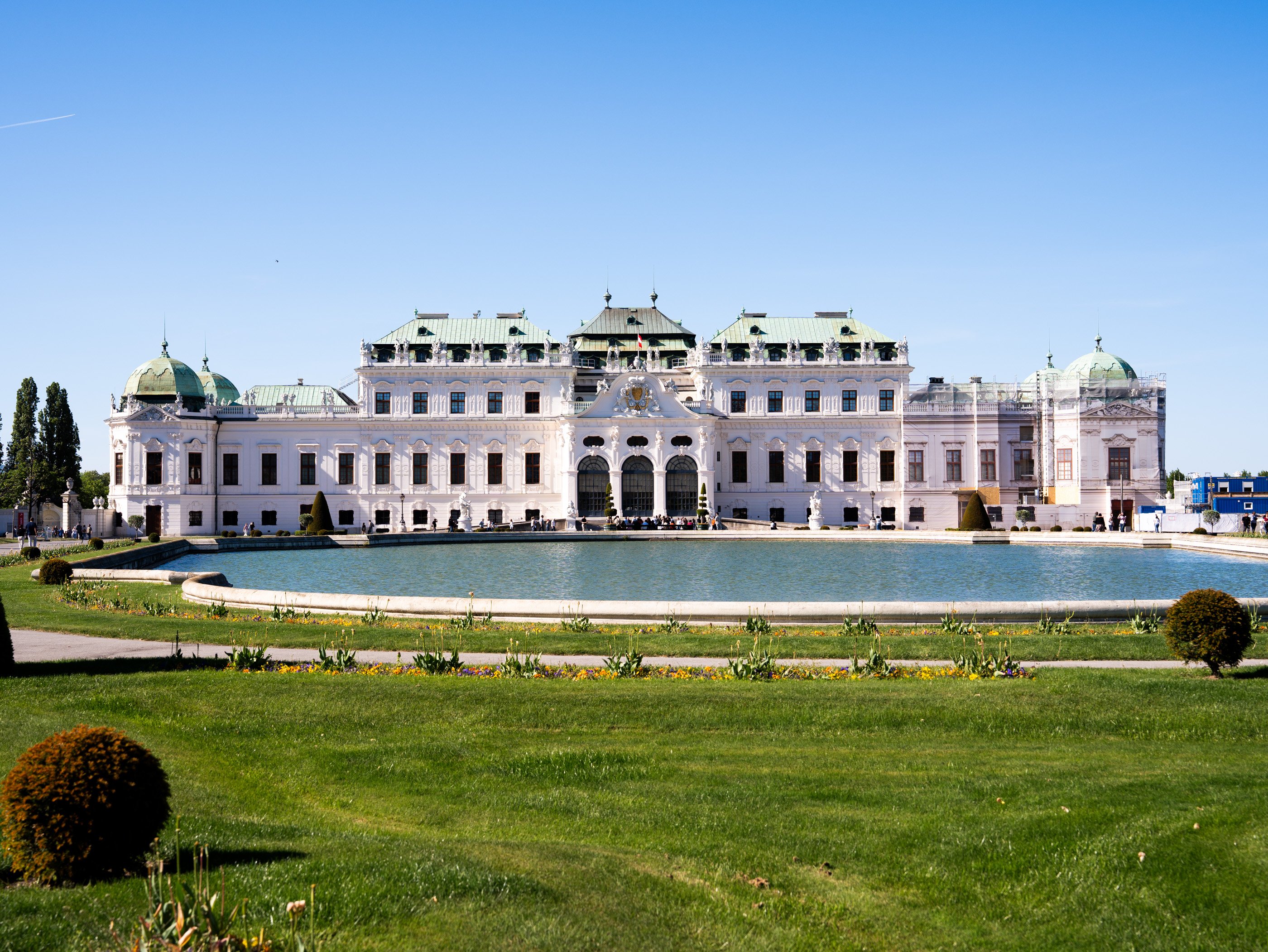 Il Castello del Belvedere con il grande specchio d’acqua e i giardini in una giornata di sole.