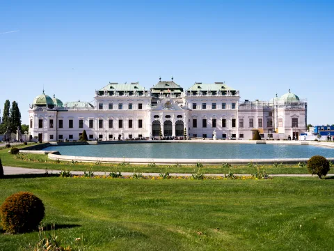 Il Castello del Belvedere con il grande specchio d’acqua e i giardini in una giornata di sole.