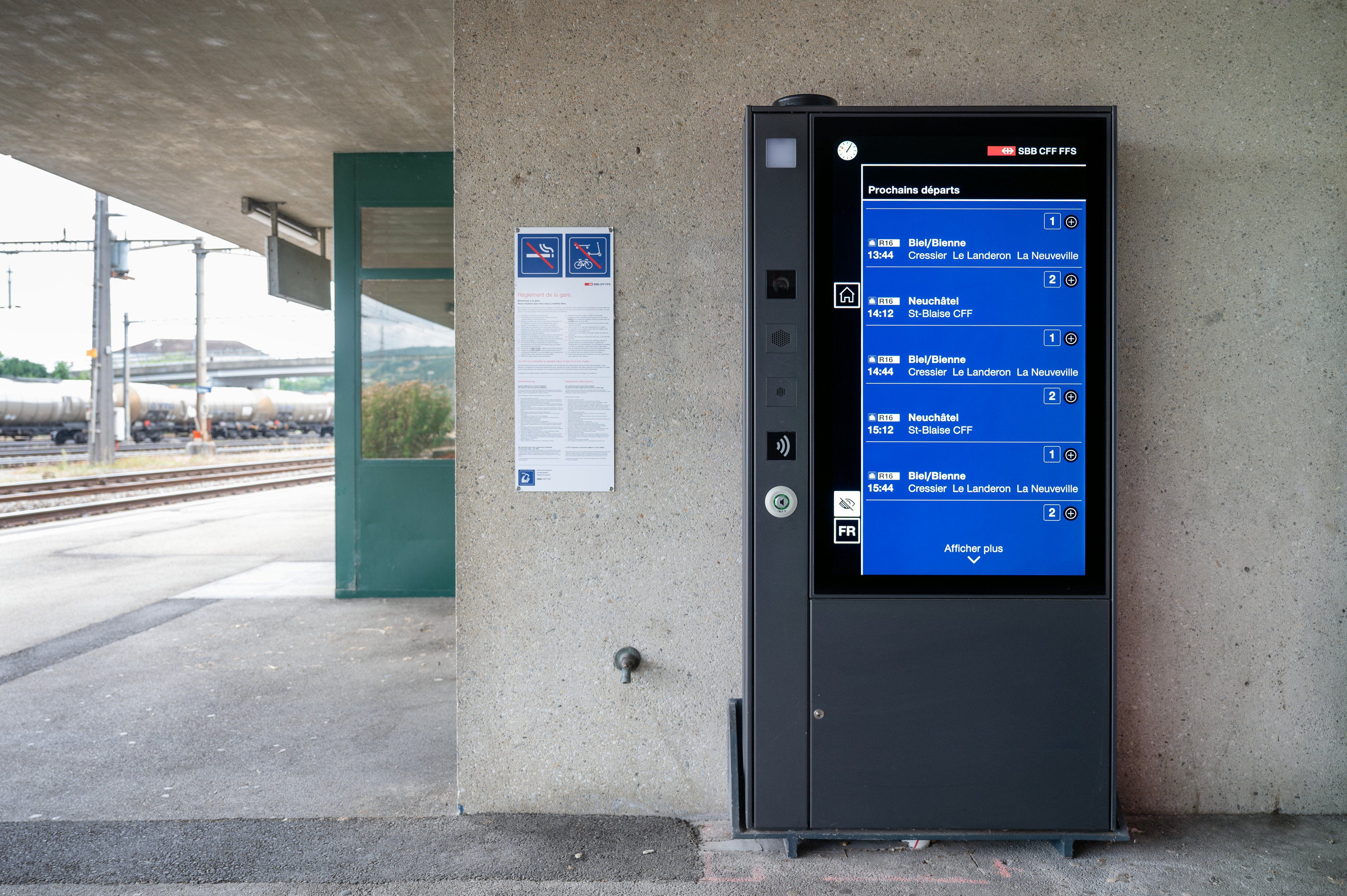 SID: treno per Biel/Bienne sul binario 1 e per Neuchâtel sul binario 2.