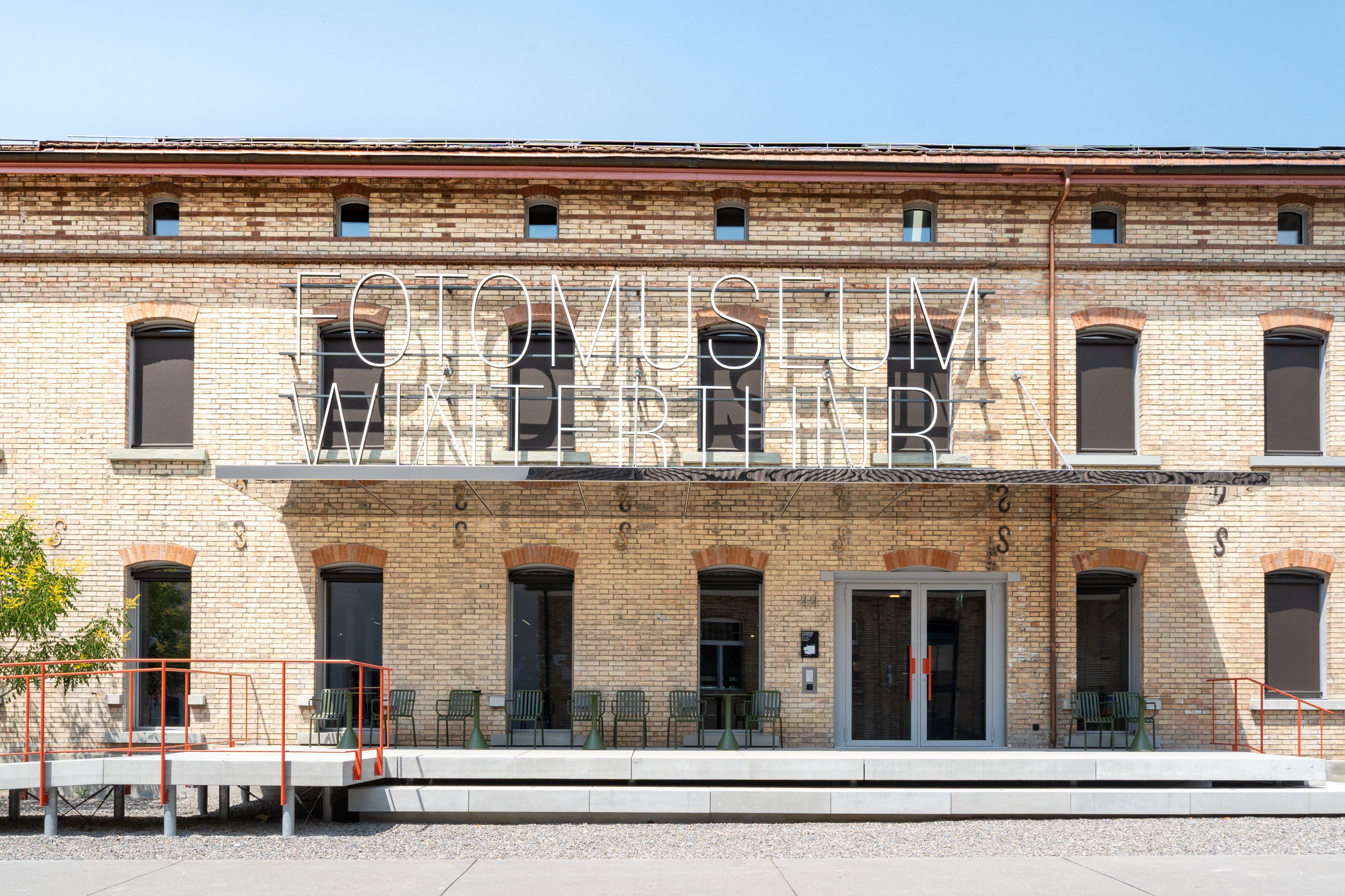 Façade en briques avec grand lettrage «Fotomuseum Winterthur».