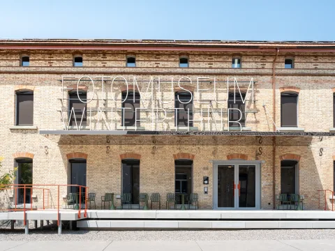 Façade en briques avec grand lettrage «Fotomuseum Winterthur».