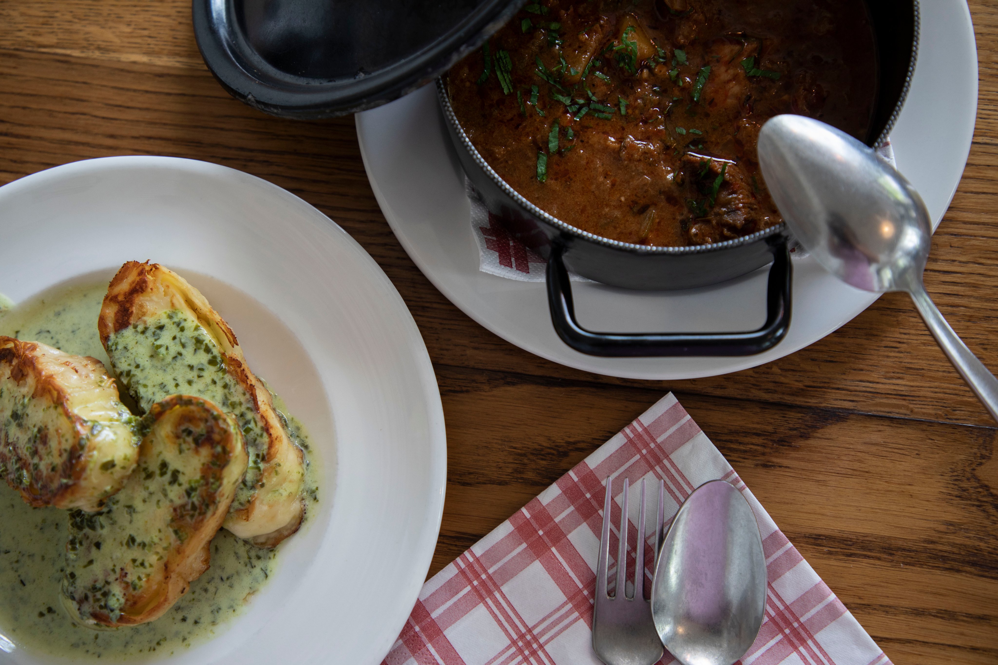 Gulasch und «Štruklji» serviert auf dem Tisch.