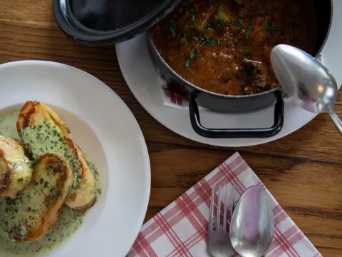 Gulasch und «Štruklji» serviert auf dem Tisch.