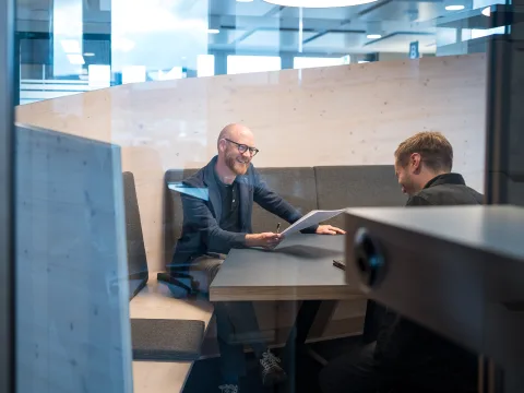 Lors de l’interview, Florian Kurt, assis à une table, sourit.