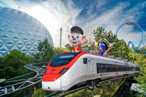 Symbolbild eines SBB Giruno-Zugs mit den Europa-Park Maskottchen.