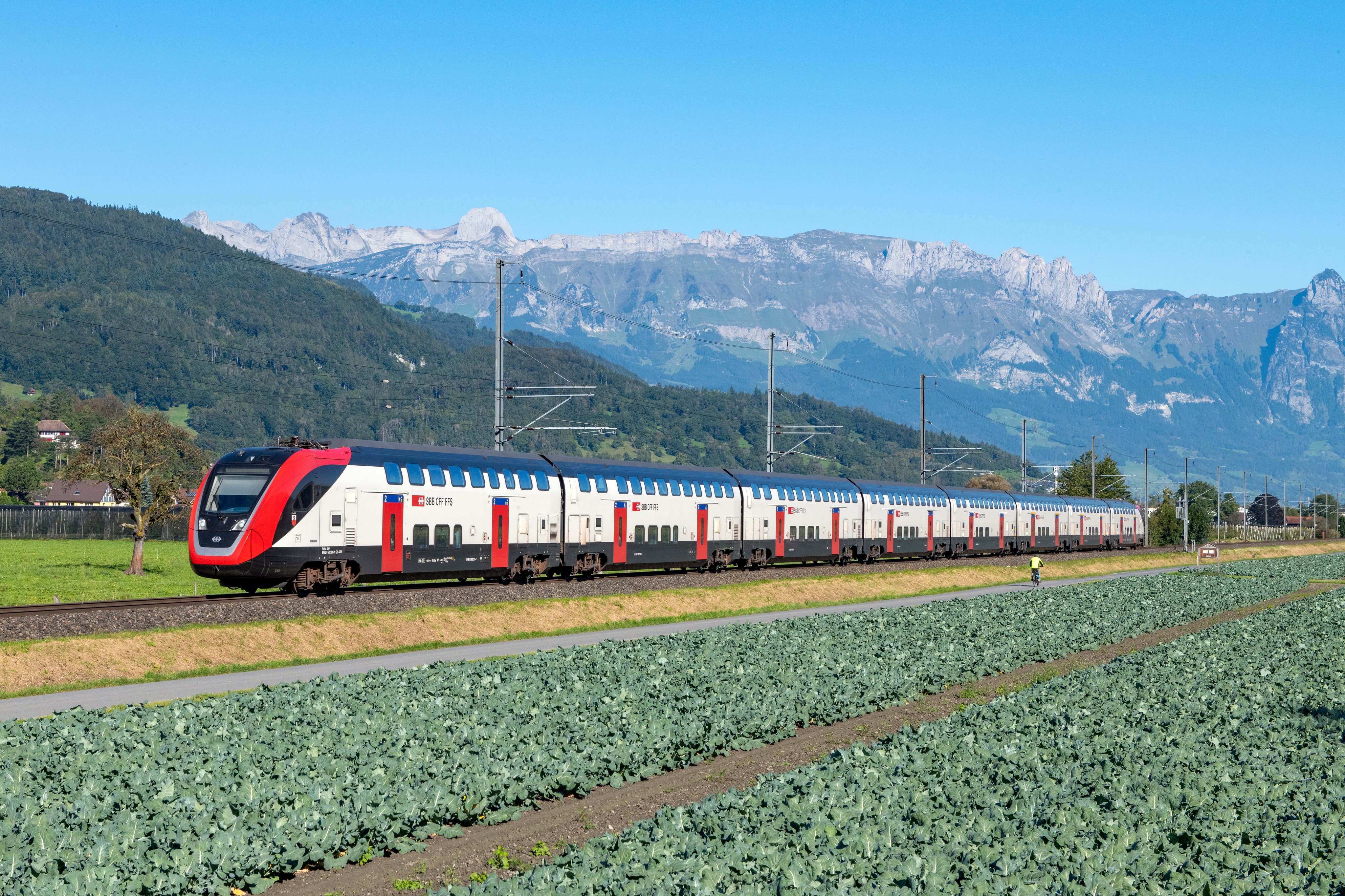 Ein Fernverkehrs-Doppelstockzug im St. Galler Rheintal