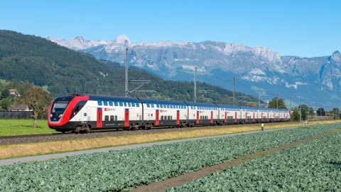 Ein Fernverkehrs-Doppelstockzug im St. Galler Rheintal