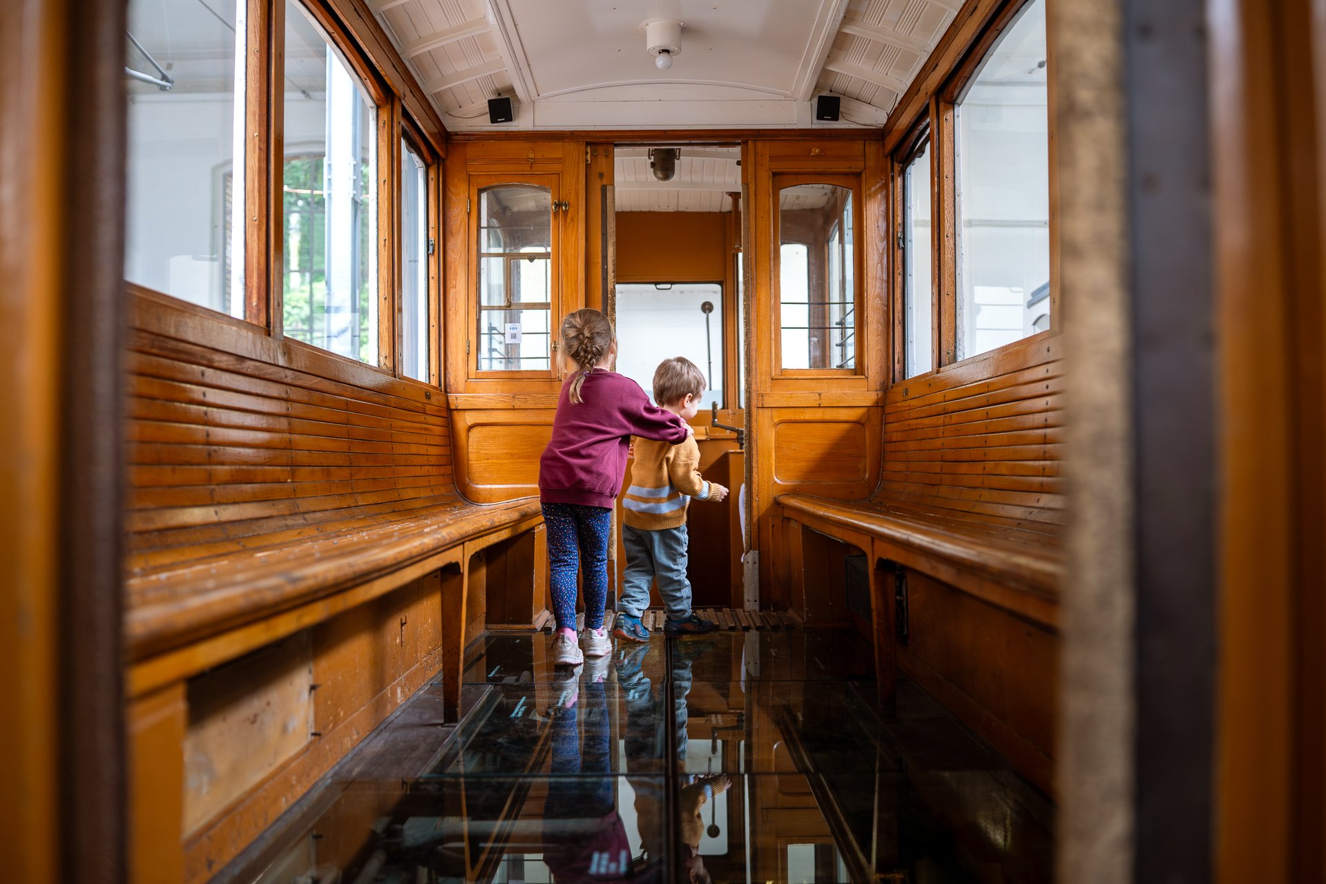 Zwei Kinder in einem alten Tram im Trammuseum. 
