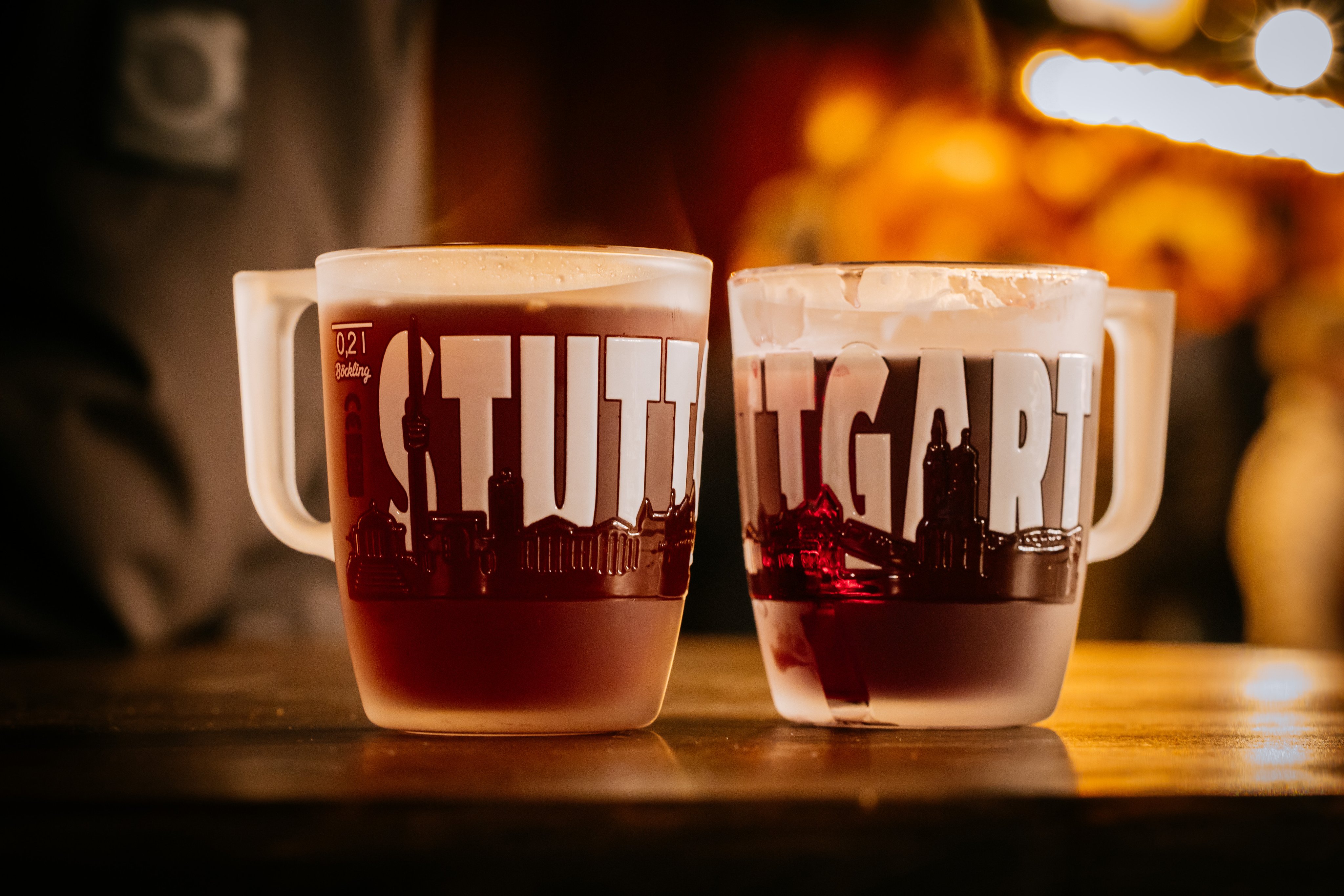 Zwei gefüllte Tassen mit der Aufschrift “Stuttgart” 