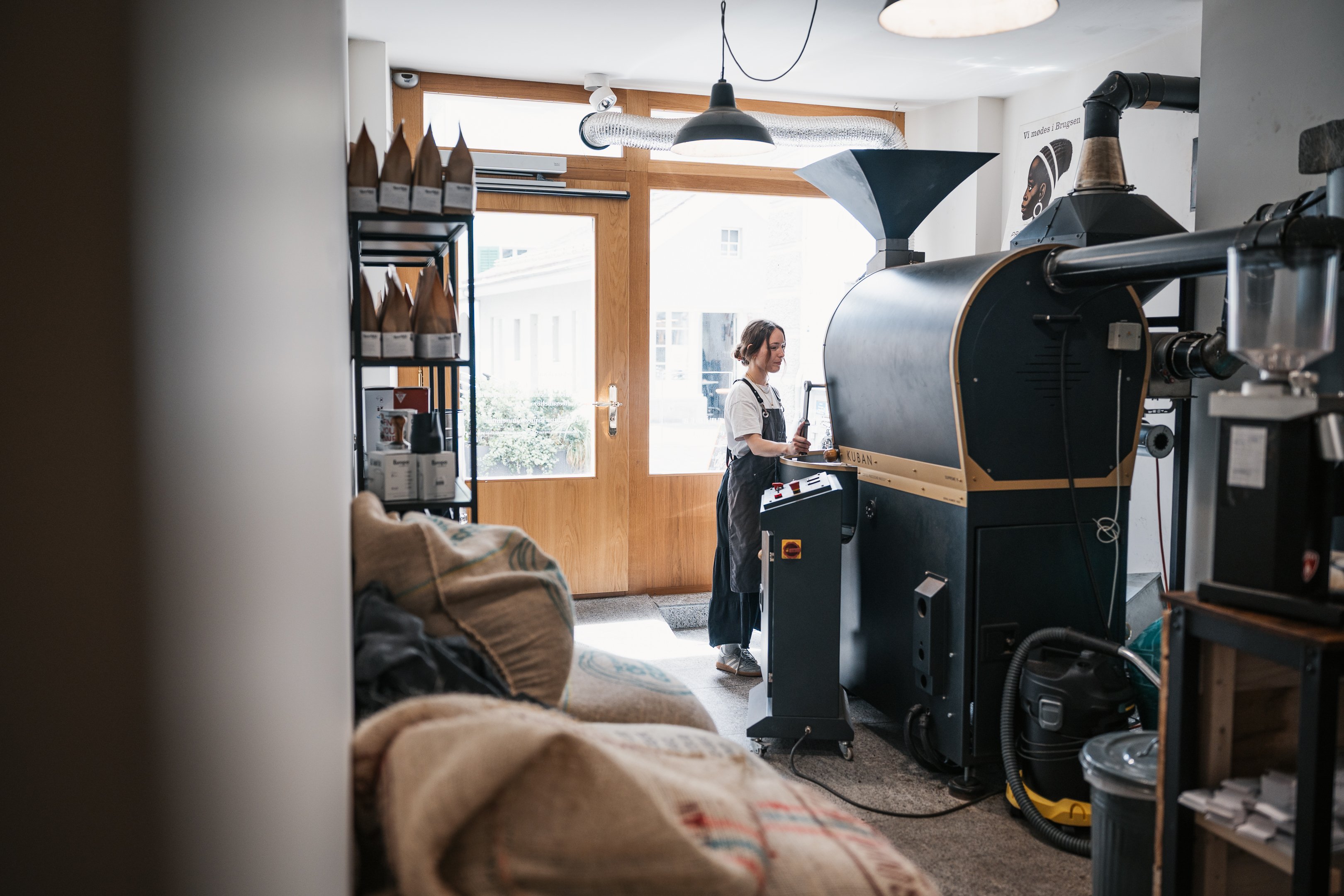 Torrefattrice al lavoro nel caffè Quintacoira.