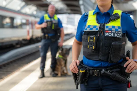 Agente della Polizia dei trasporti con bodycam sul giubbotto.
