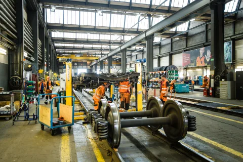 Collaboratori lavoranno su un carro merci.