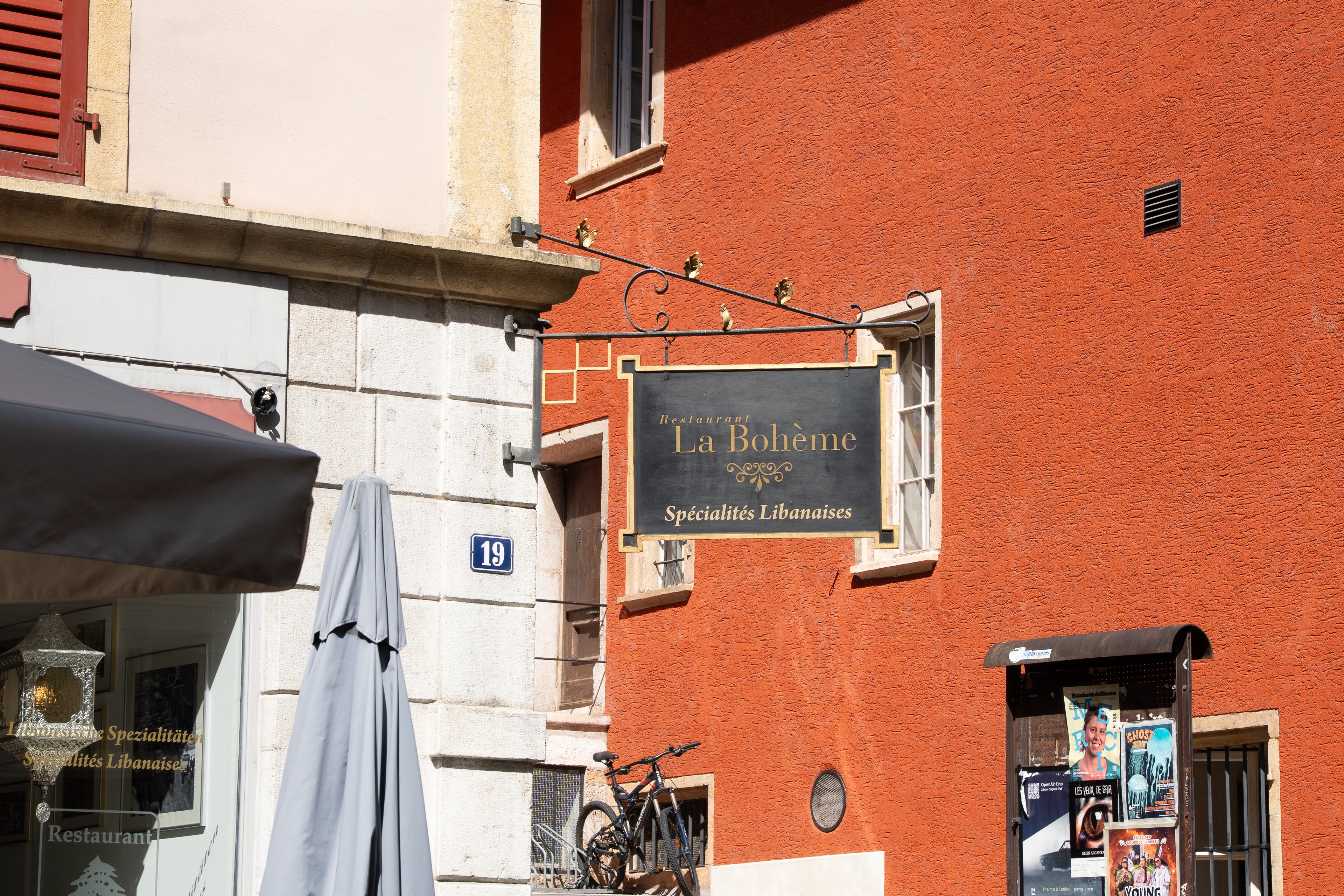 Un’insegna fissata alla facciata di un edificio storico reca la scritta «La Bohème».