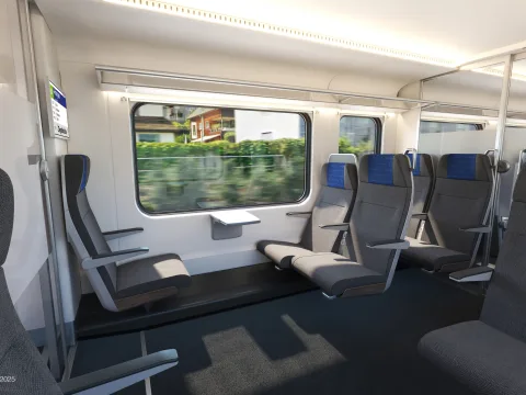 Graue Zugsitze im Viererabteil mit Klapptischen, heller Innenraum.