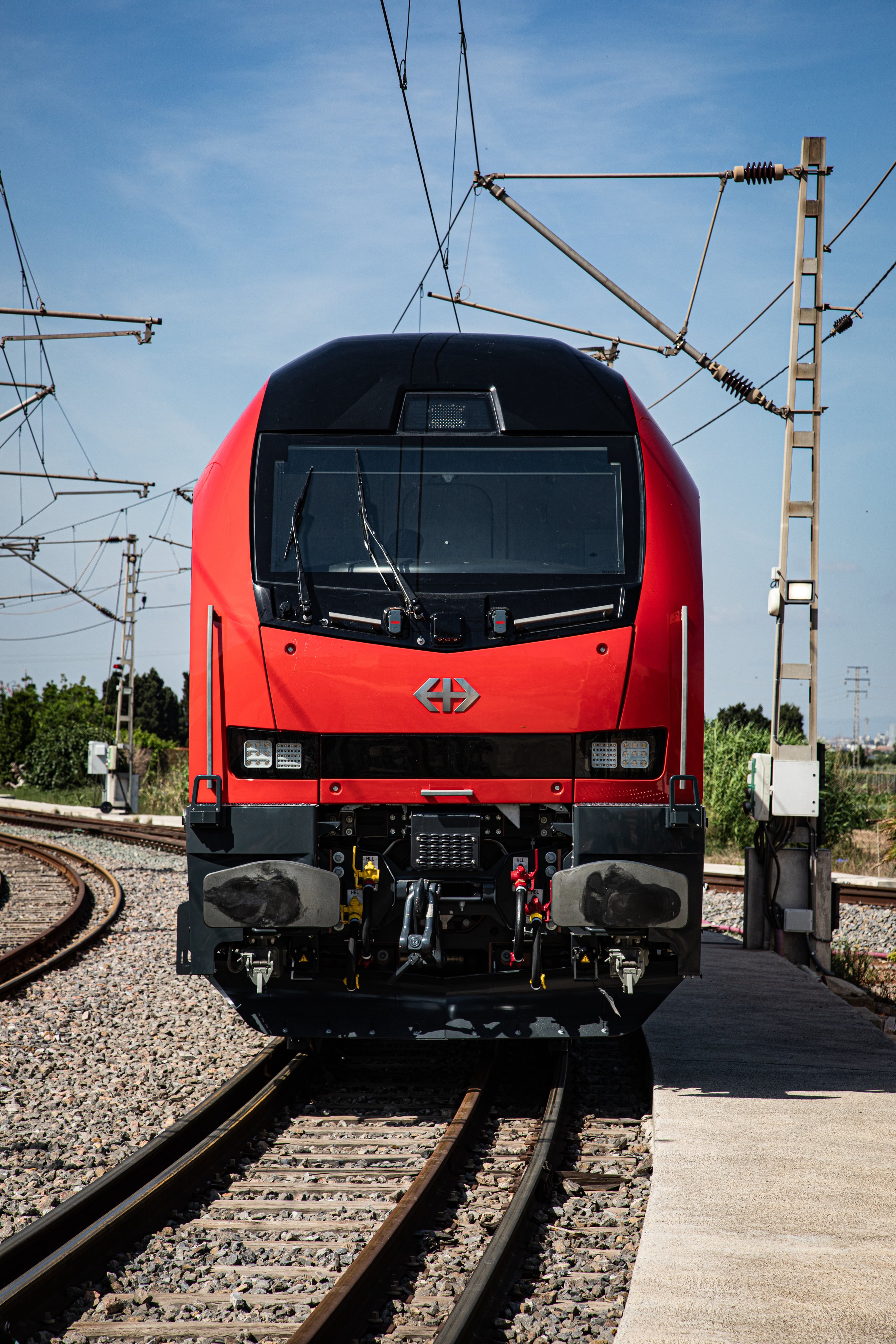 Immagine frontale della locomotiva sul binario di test nello stabilimento Stadler a Valencia.