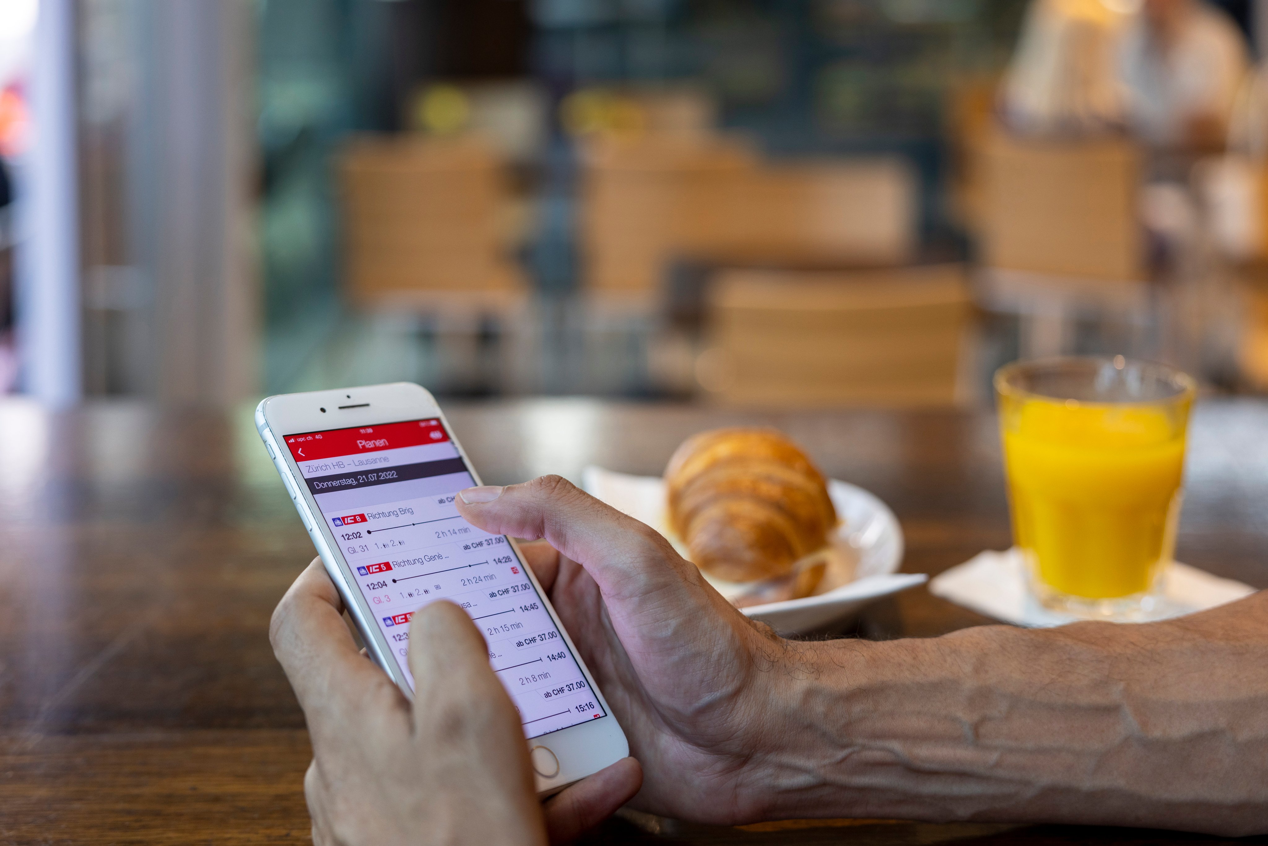 Eine Kundin kauft ein Billett mit ihrem Smartphone.