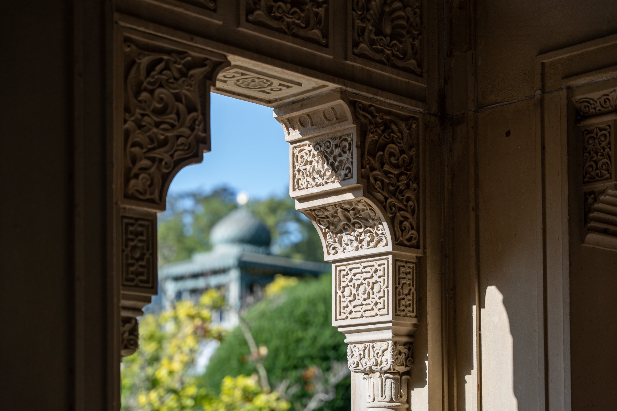 Verschnörkelte Details an der Hausfassade.
