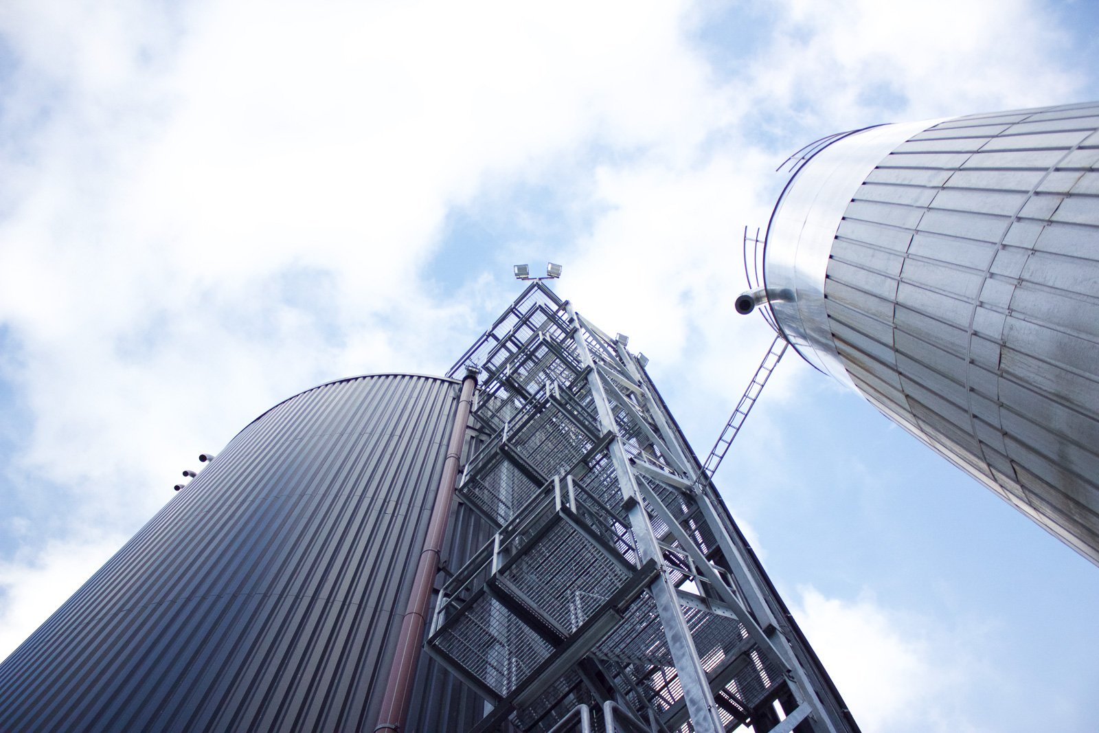 Polttoainejalostamon säiliöitä kuvattu alhaalta päin