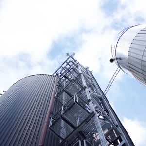 Polttoainejalostamon säiliöitä kuvattu alhaalta päin