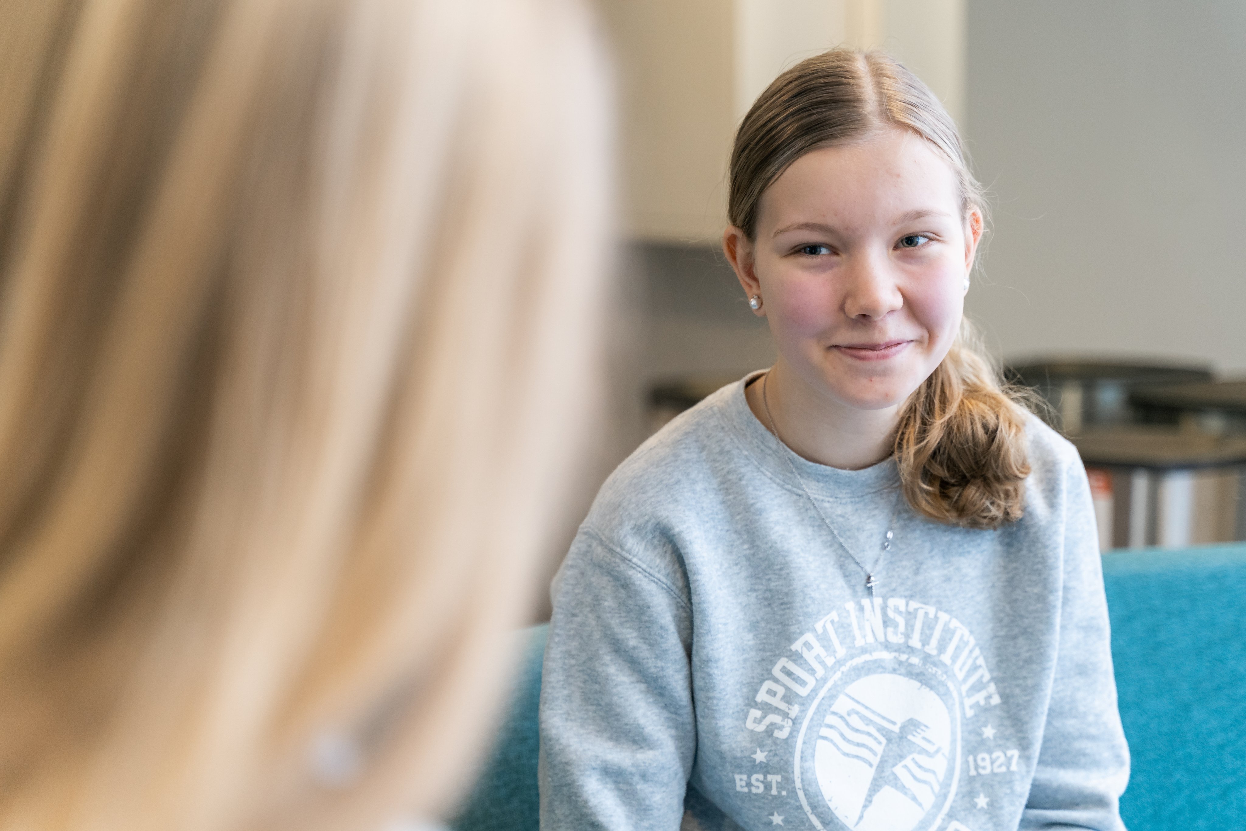 Kaksi naista kuntosalilla.