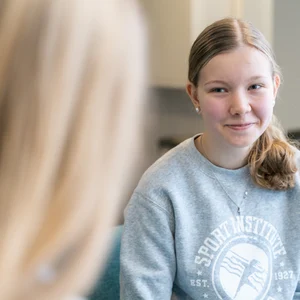 Kaksi naista kuntosalilla.