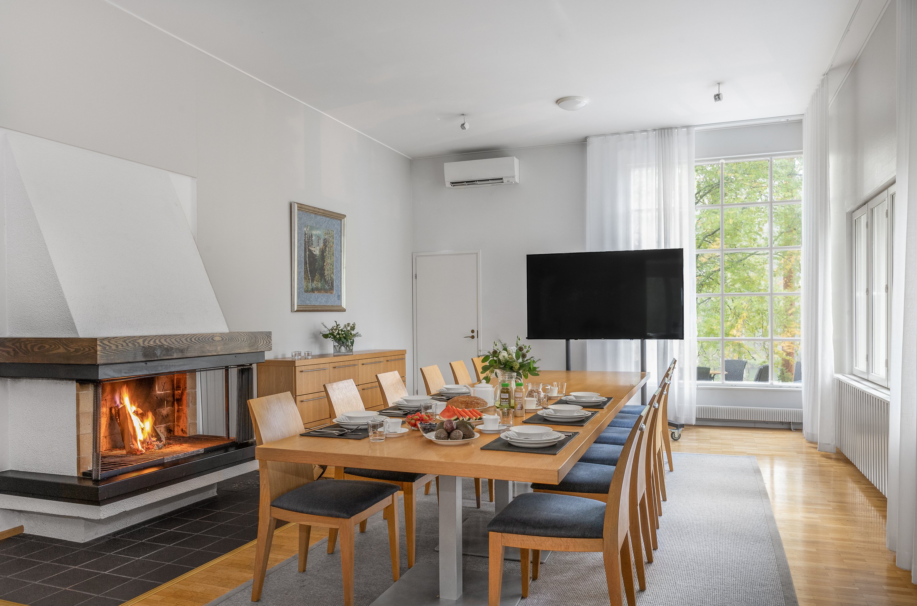 Puustelli katettu ruokapöytä ja takka 2