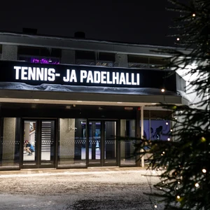 Tennis-_ja_padelhalli_ulko