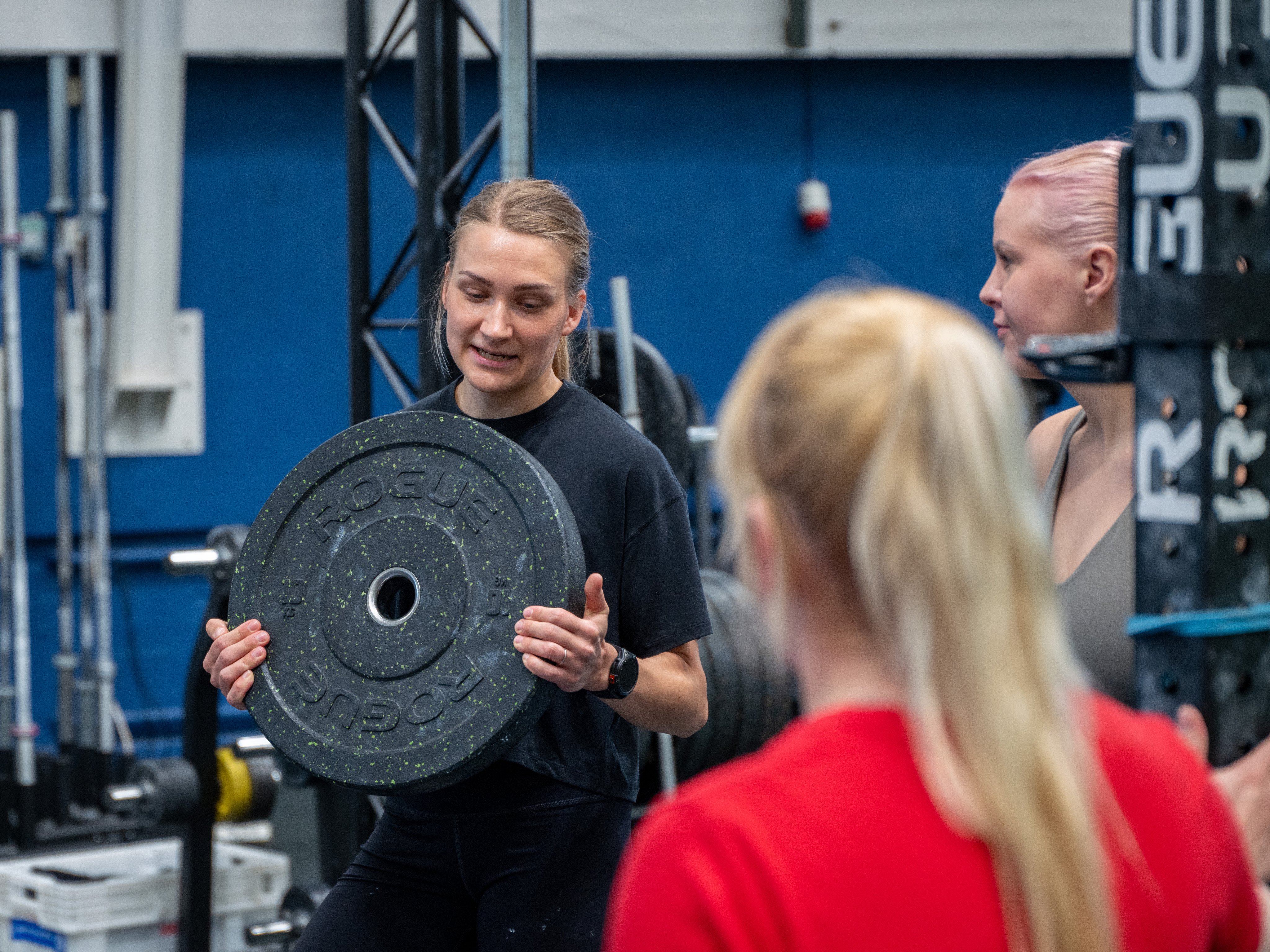 Kaksi naista kuntosalilla.