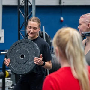 Kaksi naista kuntosalilla.