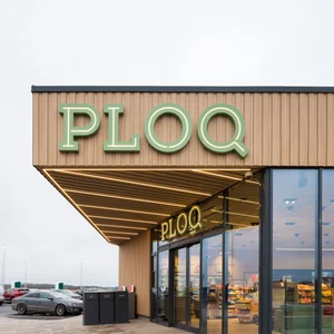 openstudio_ploq_exterior_wood_restaurant_logotype_signage_foodconcept-facade_signage_neon_retail_varberg-006