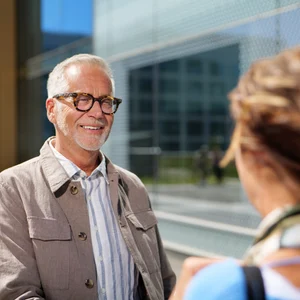 Mies ja nainen ulkona