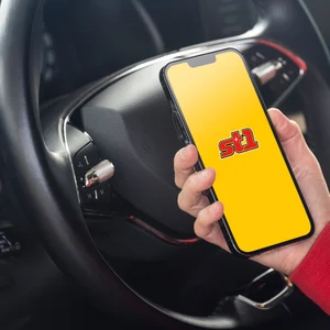 Cell_phone_in_car_012-2