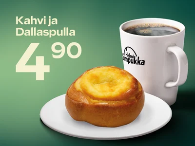 Kahvi ja dallaspulla 4,90 €. Kuvassa kahvikuppi ja pulla vihreää taustaa vasten.