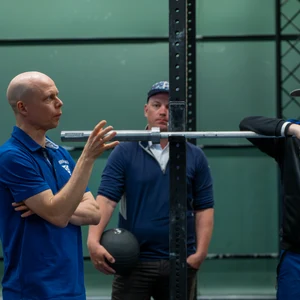 Kolme miestä kuntosalilla.