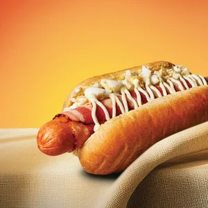 Aamu Dog - hodari, jossa on pekonimakkara sekä munavoita