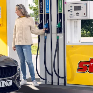 Woman at pump_057