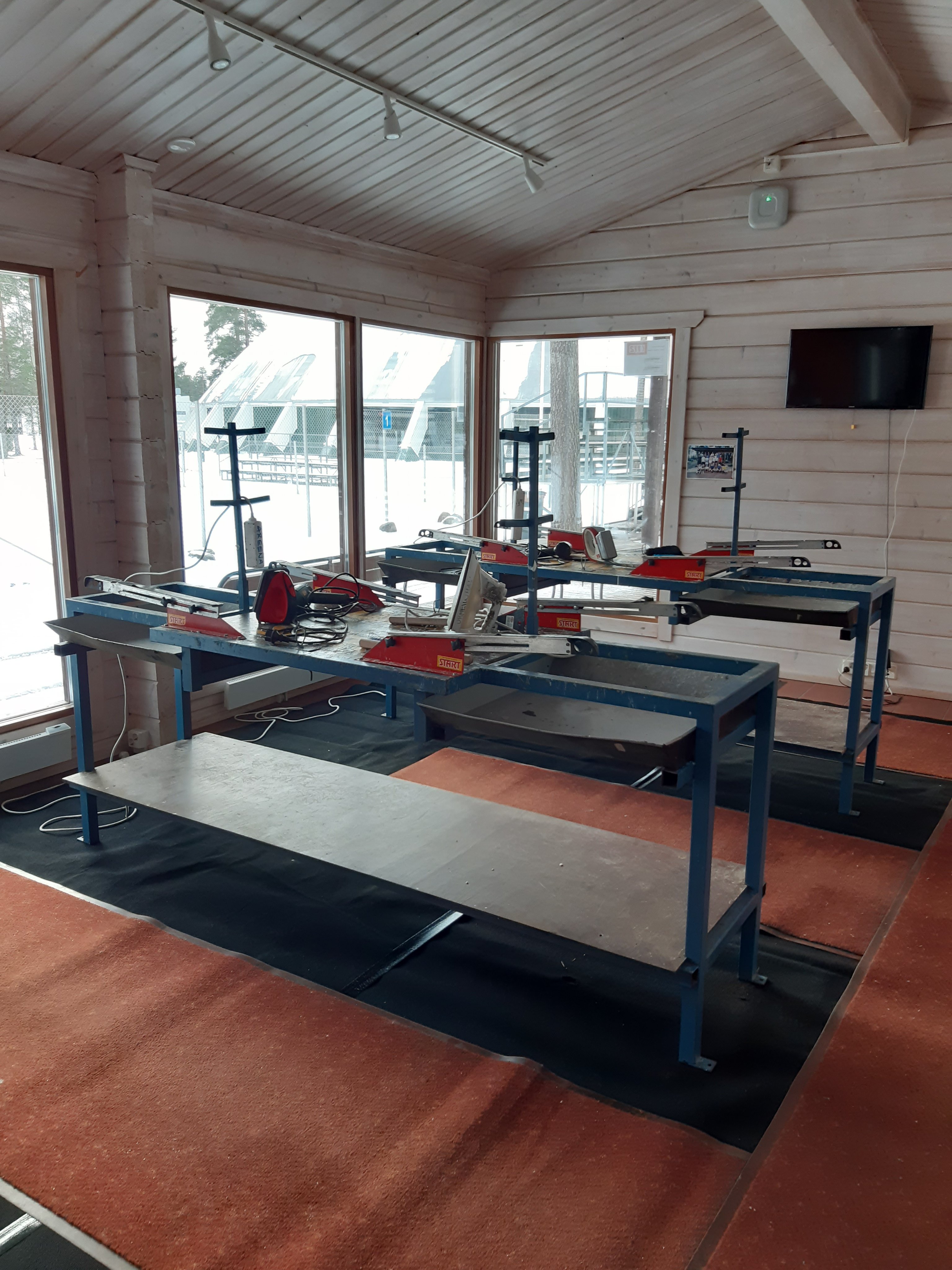 Suksihuolto_Voitelupaikka_Tennispaviljonki