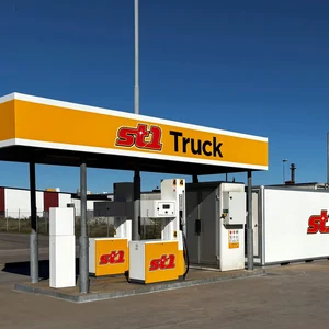 St1 Truck-station med gult skärmtak med texten St1 Truck