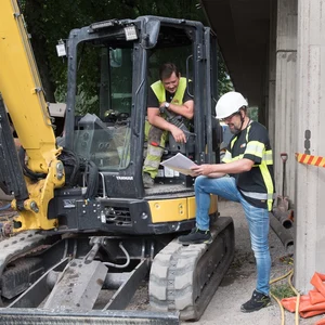 Pieni kaivuri työmaalla