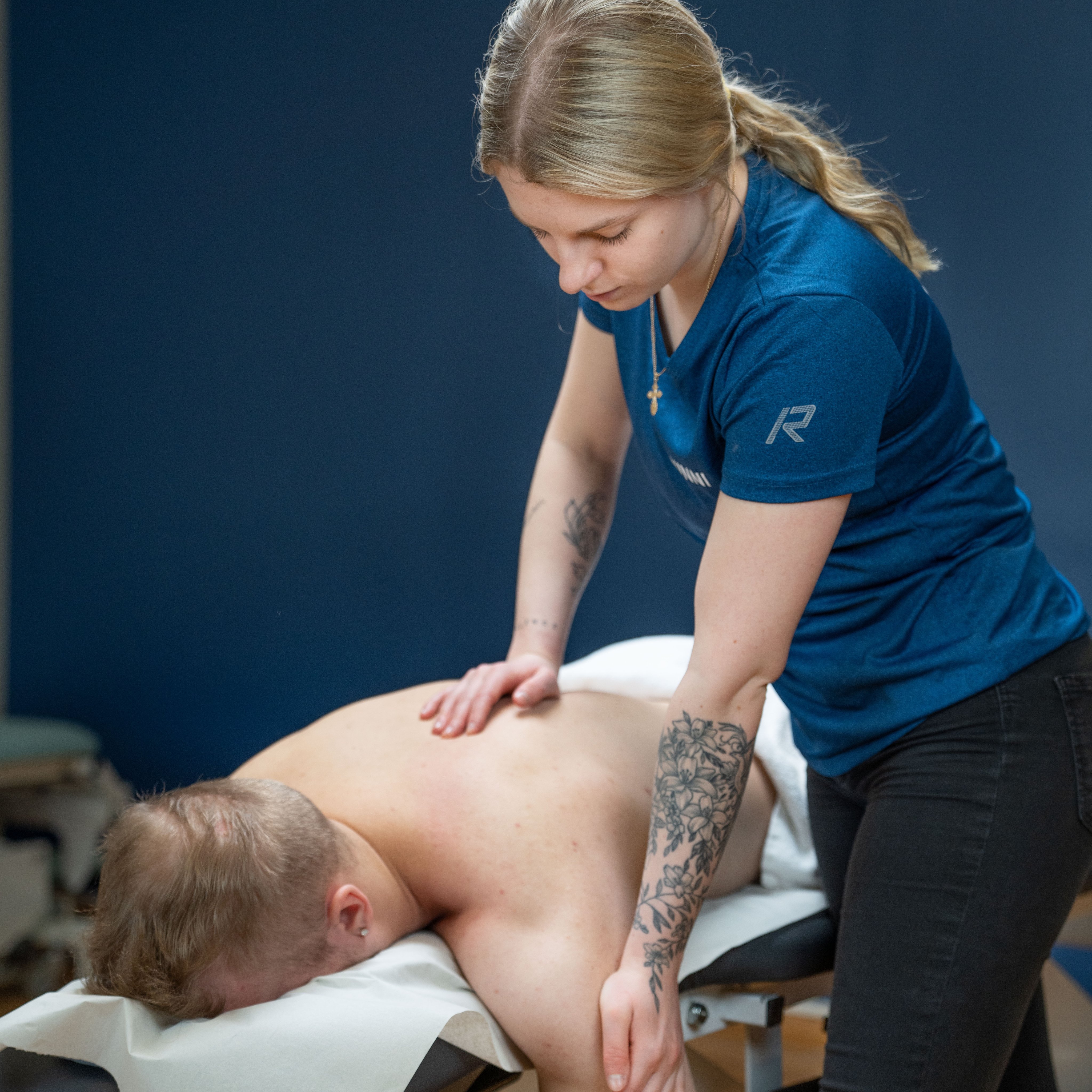 Hieroja hieromassa asiakkaan olkapäätä.