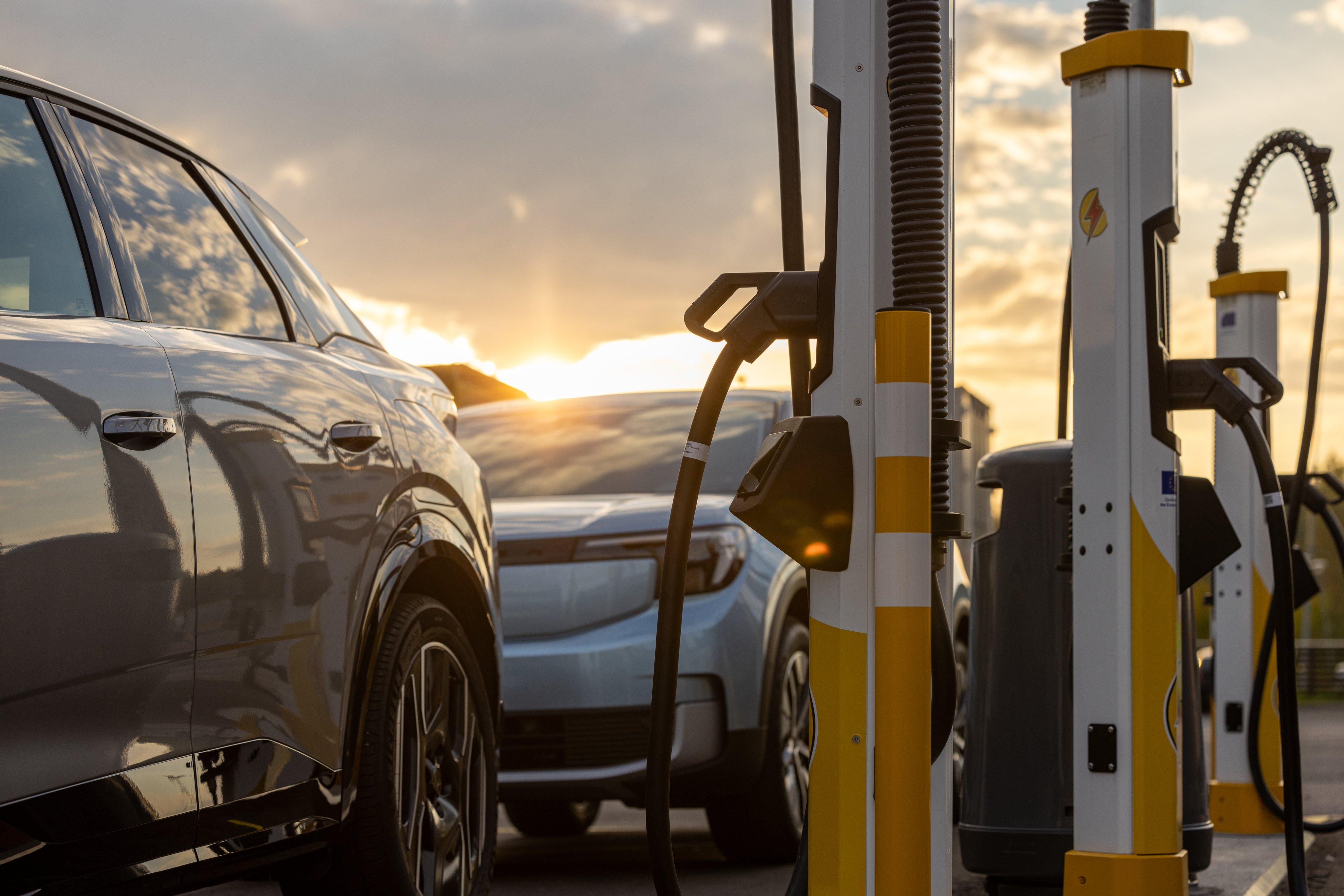 Sähköautoja lataamassa