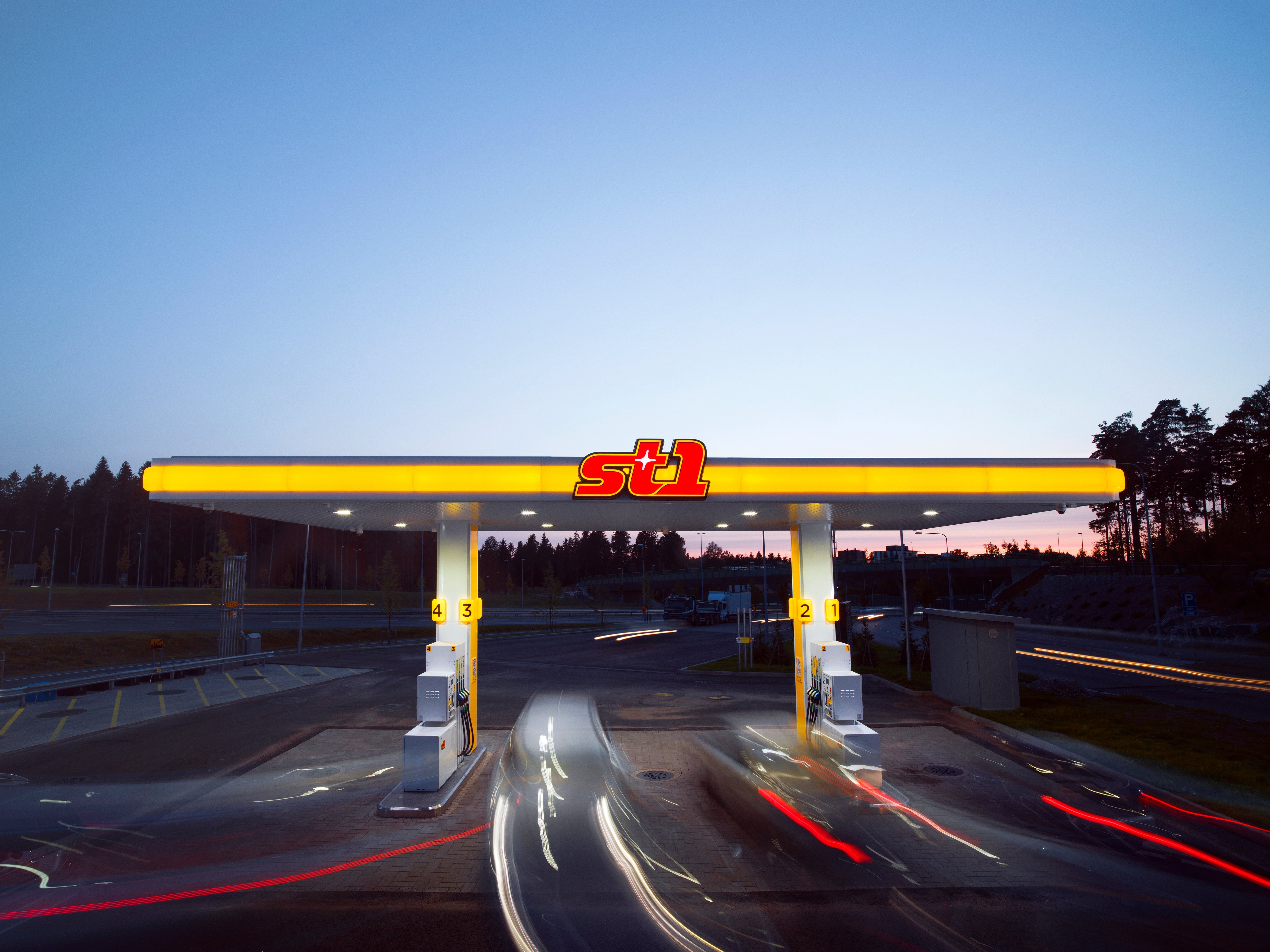 St1 stasjon om natten