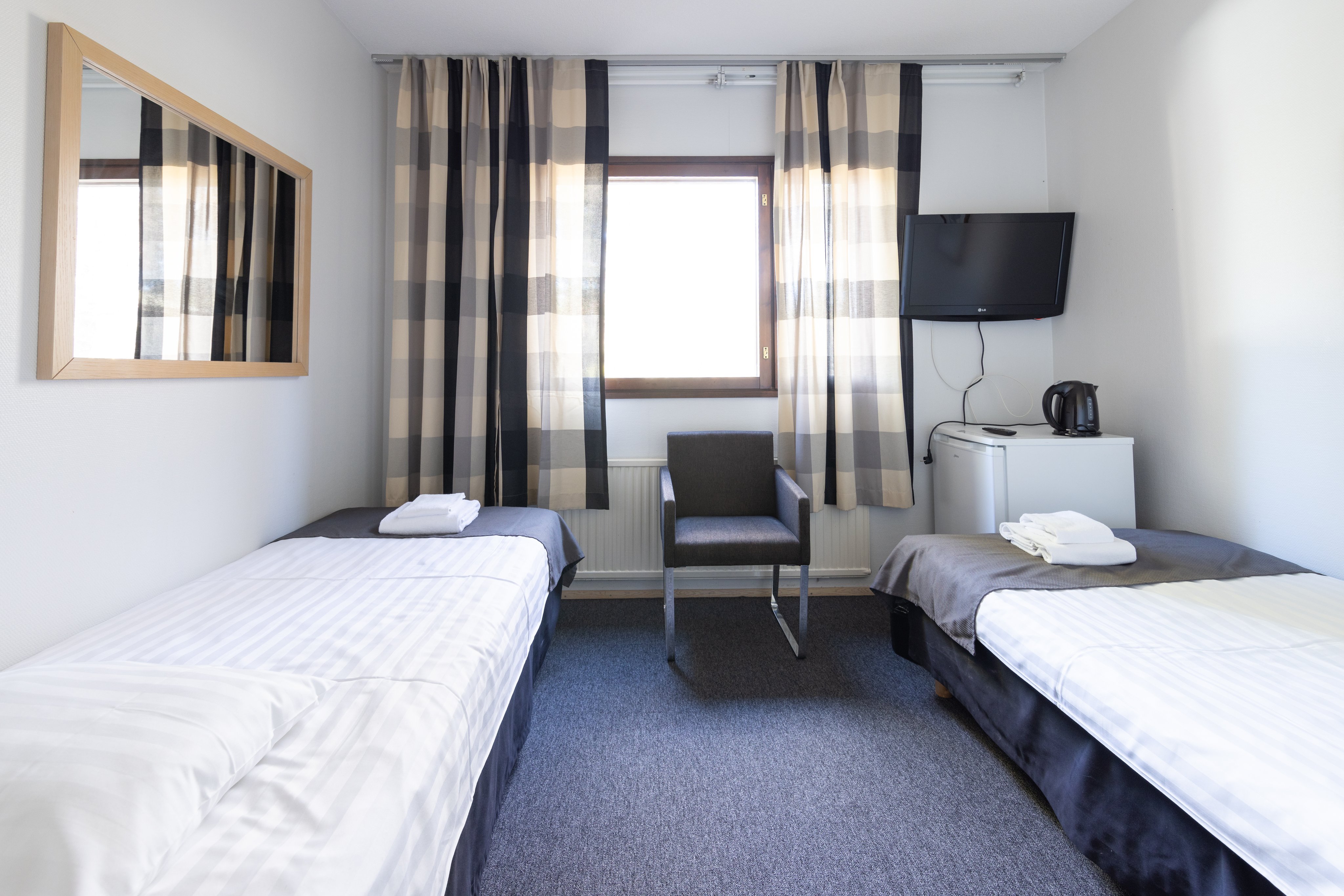 Country Club Huominsiipi 2026 - huonekuva ikkunan suuntaan