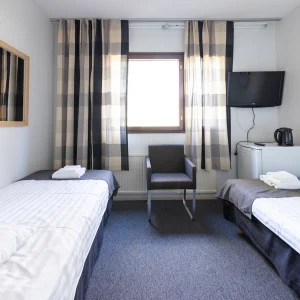 Country Club Huominsiipi 2026 - huonekuva ikkunan suuntaan