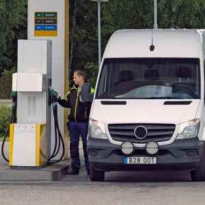 Man tankar en skåpbil på en St1-station
