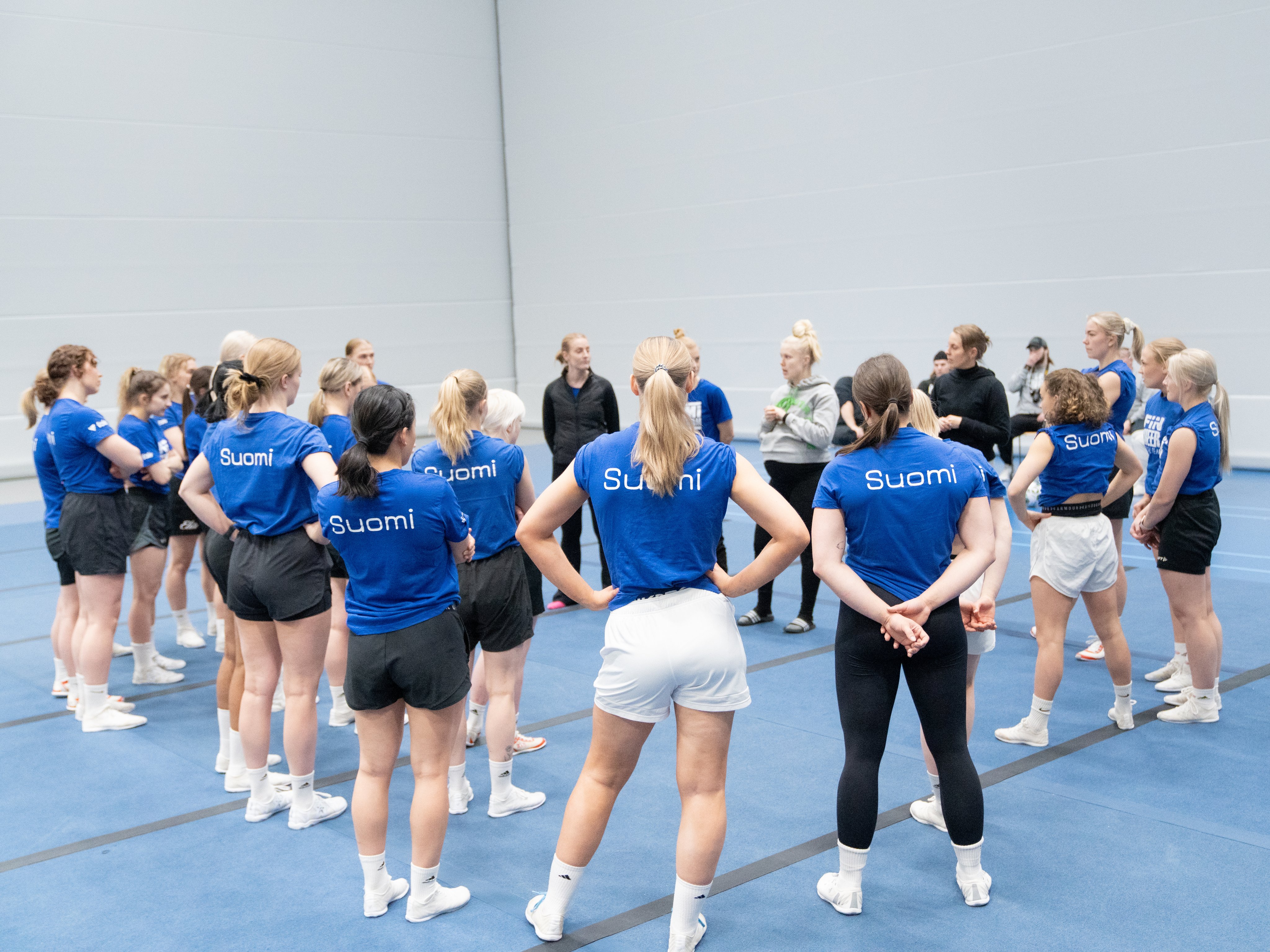 Naisten cheermaajoukkue treeni-5