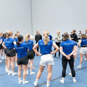 Naisten cheermaajoukkue treeni-5