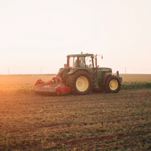 Traktor som plöjer på en åker