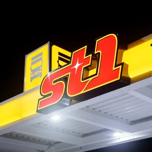 Truck-piste iltavalaistuksessa