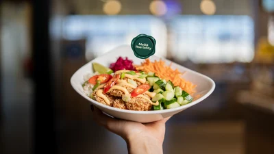 Kuvassa Helmen Kesä Bowl -annos. Annoksessa riisiä, kasviksia, kanaa ja kastiketta.